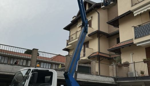 Pareti in gesso sono in fase di rifinitura per la tinteggiatura nella nuova abitazione.